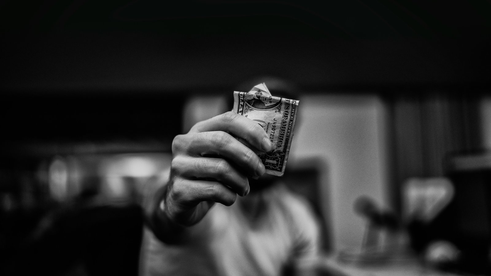 Des transferts financiers suspects révèlent des réseaux de blanchiment via des comptes de personnes âgées